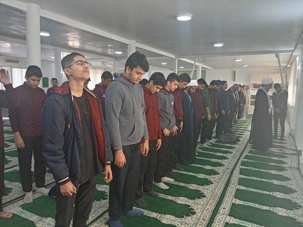 اقامه نماز جماعت به امامت امام جمعه کاشمر در دبیرستان نمونه آیت الله خامنه‌ای 