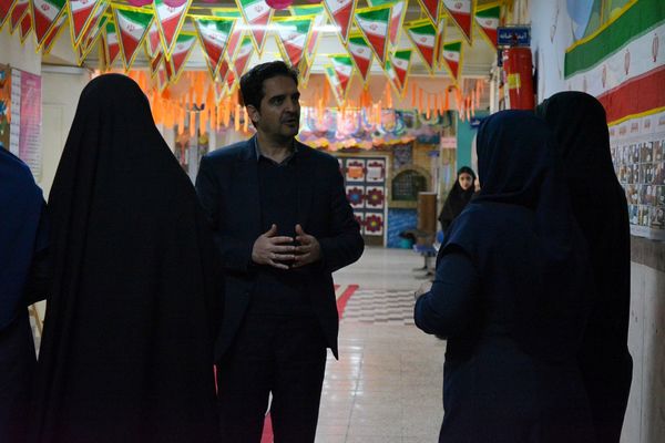 فانوس به دبیرستان حکمت آمد