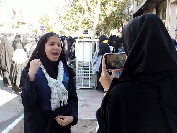 حضور پرشور دانش‌آموز خبرنگاران پانا کاشمر در راهپیمایی ۱۳ آبان