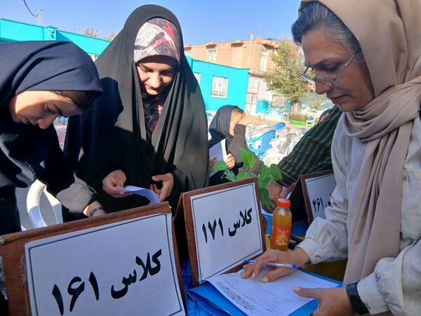  اولین مجمع انجمن اولیا و مربیان در دبیرستان فاطمیه