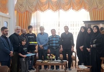 حضور مسئولین آموزش و پرورش کاشان در منزل شهید راه قدس 