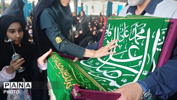 همایش دانش‌آموزان و بانوان خرم آبادی در سوگ رهبر شهید 