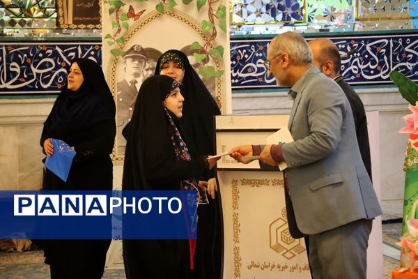 محفل انس با قرآن بانوان به‌مناسبت دهه فجر در امامزاده عباس بن موسی (ع)