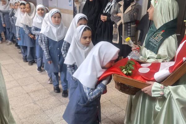 پرچم متبرک امام حسین(ع) میهمان دانش‌آموزان مدرسه زنده‌یاد قمصری