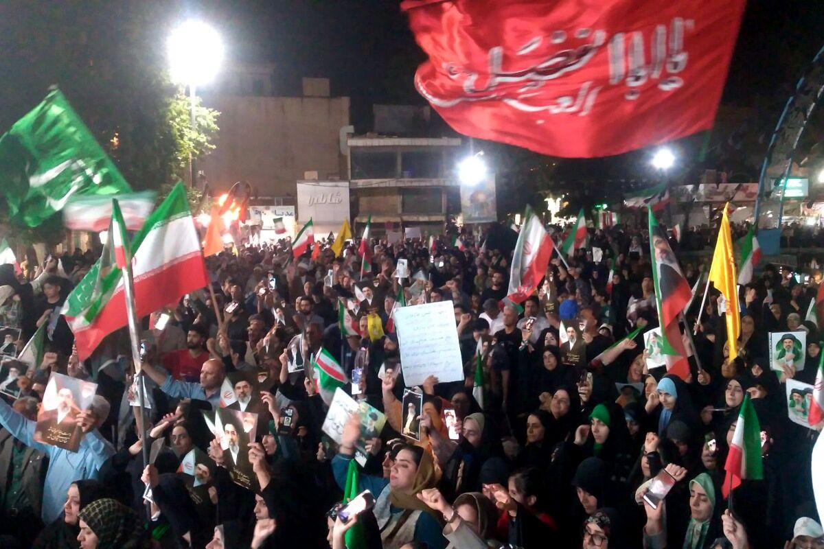 عقد دو زوج ورامینی در میدان امام خمینی ورامین در سالروز ازدواج حضرت علی(ع) و حضرت فاطمه (س)