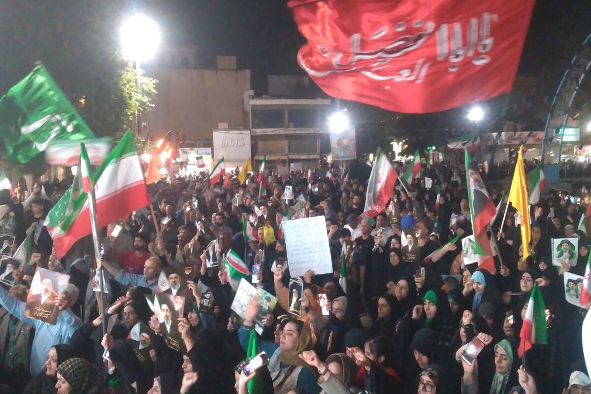 عقد دو زوج ورامینی در میدان امام خمینی ورامین در سالروز ازدواج حضرت علی(ع) و حضرت فاطمه (س)