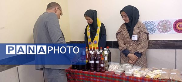 بازدید معاون آموزشی آموزش و پرورش خلیل آباد از بازارچه کار آفرینی جوانه های انقلاب