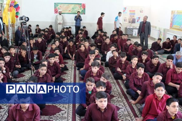 اقامه نماز جماعت در آموزشگاه متوسطه اول شاهد سمنان