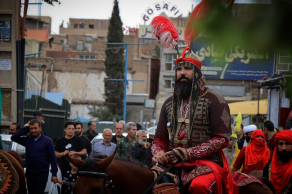 از کودک تا بزرگ پای مکتب حسین(ع)