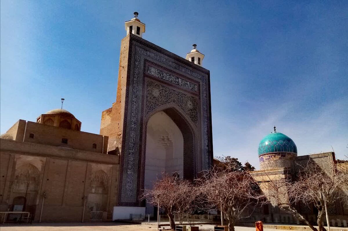 عارفی که در جوانی به خوش‌گذرانی مشغول بود