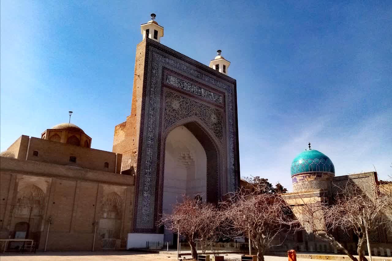 عارفی که در جوانی به خوش‌گذرانی مشغول بود