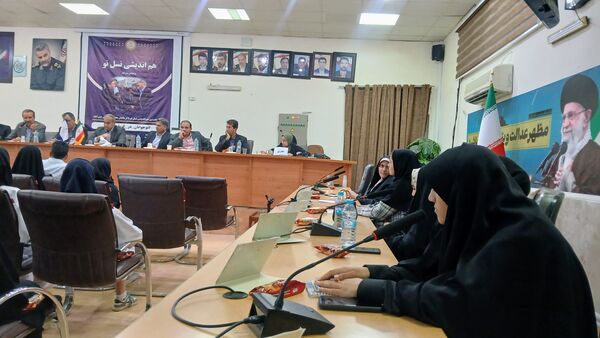 نشست هم‌اندیشی نسل نو با فرماندار شهرستان عنبرآباد