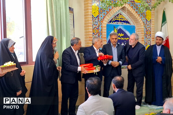 وزیر آموزش و پرورش میهمان دانش‌آموزان مدرسه شاهد دالکی