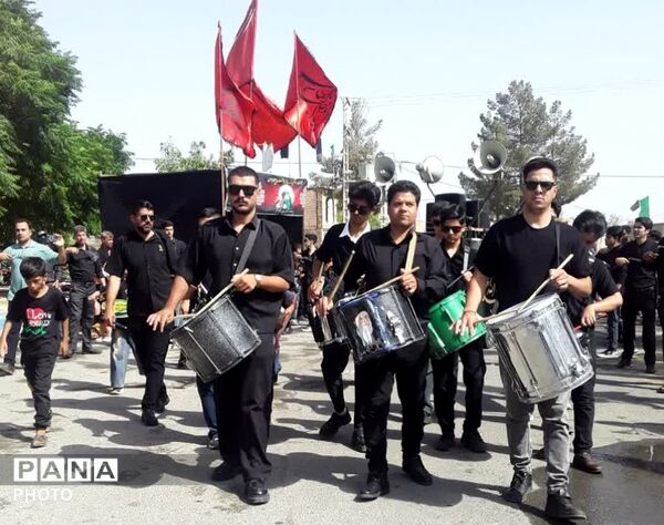 حرکت دسته‌های عزاداری در روستای فدافن همزمان با روز تاسوعای حسینی