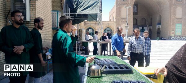 فعالیت چایخانه حضرت زهرا (س) در مسجد جامع 