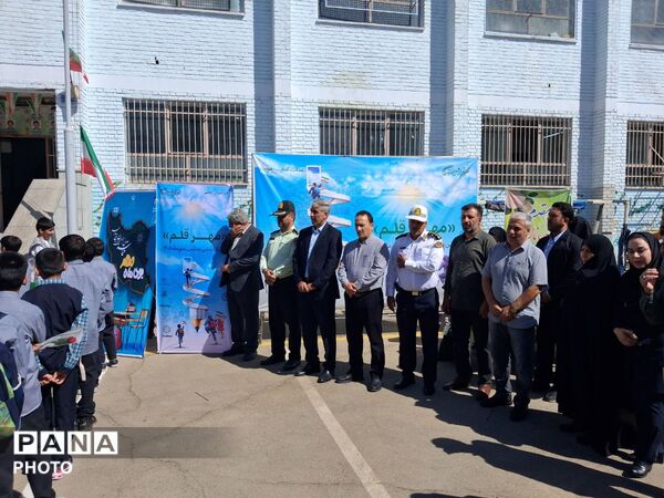 طنینِ «زنگِ مهر» در مدرسه شهدای صنف گردبافانِ منطقه ۱۶