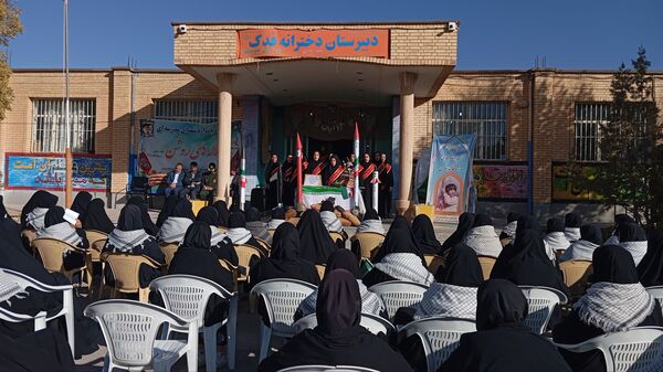 دبیرستان دخترانه فدک میزبان آیین زنگ نمادین «استکبار‌ستیزی» در شهر بن 