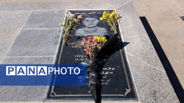 گلباران مزار شهدای اهر به‌مناسبت آغاز هفته دفاع مقدس