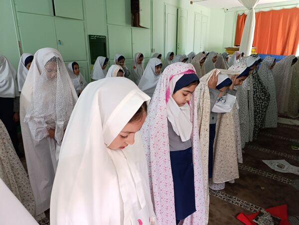 نواختن زنگ مهر و نماز در مدرسه ۲۲بهمن