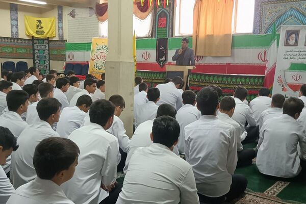 برگزاری مراسم هفته بسیج در هنرستان مجتمع فنی حرفه‌ای تهران در بهارستان‌دو