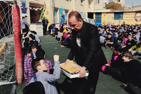 جشن آواها به‌مناسبت دهه فجر در دبیرستان هاشمی رفسنجانی ناحیه 4