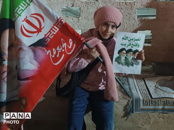 بیعت دانش آموزان دبستان نرجس با رهبر انقلاب