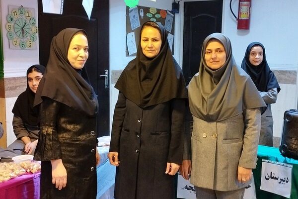 بازارچه دانش‌آموزی با طعم خلاقیت در مدرسه حضرت خدیجه(س) بهارستان‌دو