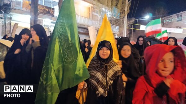 دهه نودی‌ها در زیر چتر انقلاب 