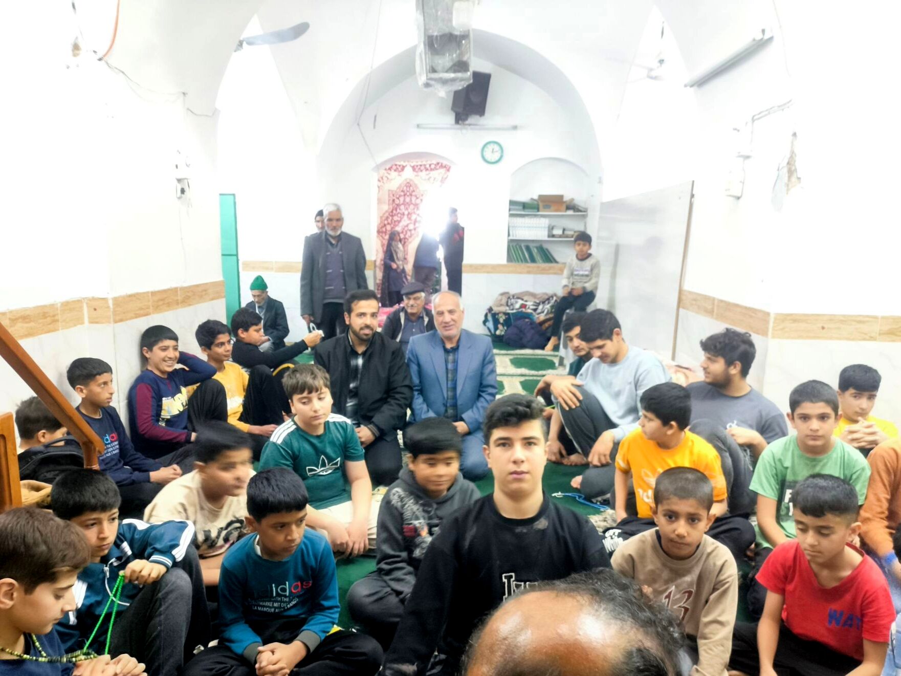 حضور مدیر و معاون دبستان شهید پسندیده فدافن در جمع نوجوانان معتکف مسجد صاحب الزمان(ع)