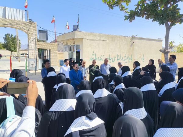 اعزام دانش‌آموزان دختر مدارس سندرک به مناطق عملیاتی جنوب کشور