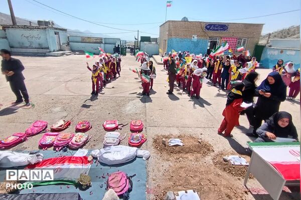 مراسم چهلمین روز شهدای دانش‌آموز مدرسه شجره طیبه میناب در دبستان ام البنین دیشموک