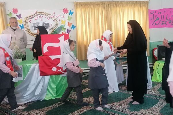  آیین پرچم‌گردانی به یاد امام حسین(ع) در مدارس فیروزکوه