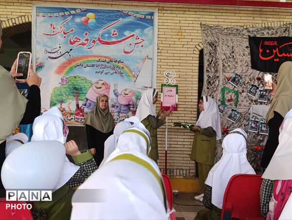 جشن شکوفه‌ها در مدرسه شاهد حاجی‌آباد