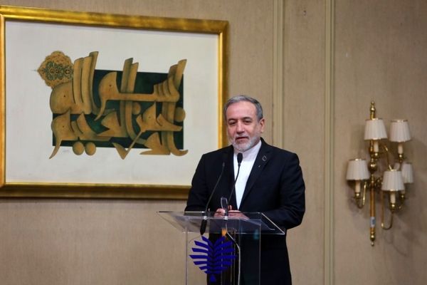 آرایش نظامی آن‌ها در منطقه ما را نمی‌ترساند؛ ما اهل دیپلماسی و آماده جنگیم‌