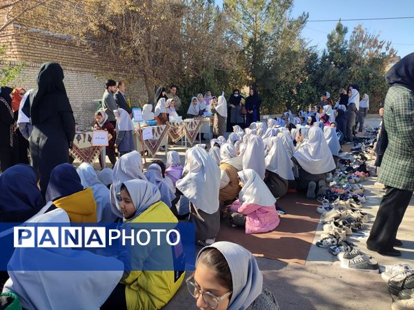 شور و هیجان در حیاط مدرسه