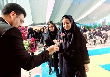 زنگ مهر، ایثار و مقاومت در مدارس ناحیه یک اصفهان نواخته شد
