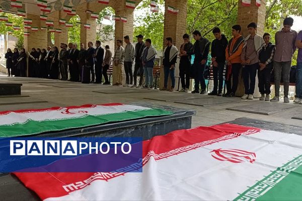 غبارروبی مزار شهدای رودهن توسط فرهنگیان و دانش‌آموزان دبیرستان ابن‌سینا 