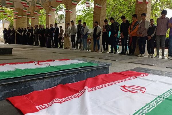 غبارروبی مزار شهدای رودهن توسط فرهنگیان و دانش‌آموزان دبیرستان ابن‌سینا 