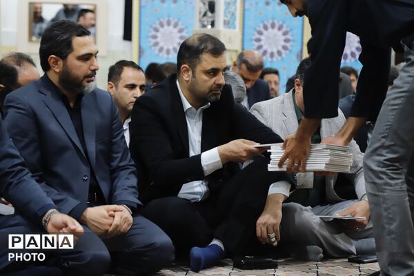 یادبود رهبر شهید در اداره‌کل آموزش و پرورش شهر تهران 