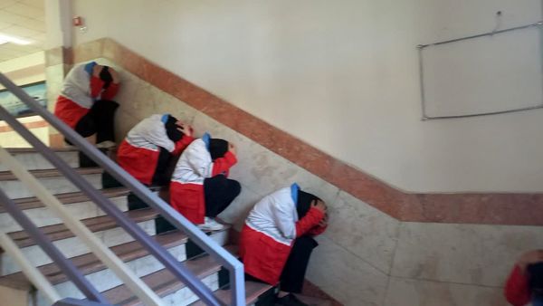 برگزاری مانور زلزله در دبیرستان سردار شهید قاسم سلیمانی 