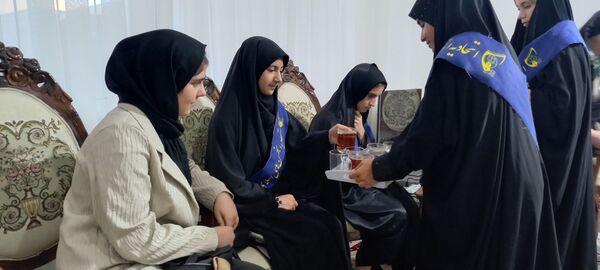 دیدار دانش‌آموزان دبیرستان بهار آزادی با همسر شهید مجید رجایی
