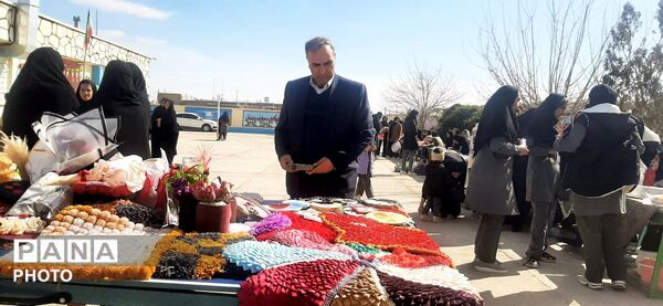 بازارچه دانش آموزی در دبیرستان حاج مهدی روحانی خلیل آباد