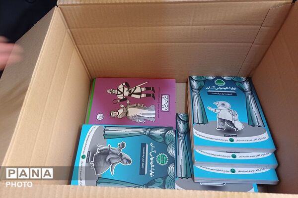 تقویت گنجینه کتابخانه مدرسه توحید یک با هدیه ای از جنس دانایی