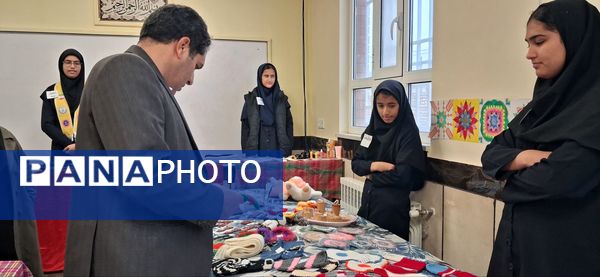 بازدید معاون توسعه و پشتیبانی آموزش و پرورش خلیل آباد از بازارچه کار آفرینی جوانه های انقلاب