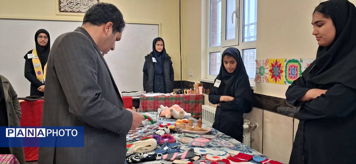 بازدید معاون توسعه و پشتیبانی آموزش و پرورش خلیل آباد از بازارچه کار آفرینی جوانه های انقلاب