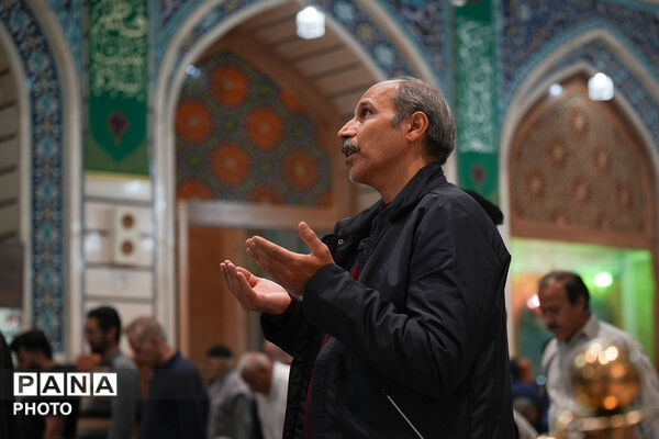 گل آرایی ضریح مطهر حضرت معصومه(س) در شب میلاد امام رضا(ع)