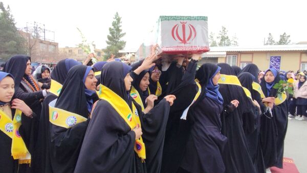 وداع با شهید گمنام در دبیرستان بی بی سلطنت قفلی ناحیه  مشهد مقدس