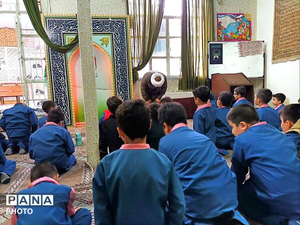 آموزش احکام دینی به دانش آموزان در دبستان معراج منطقه ۱۰