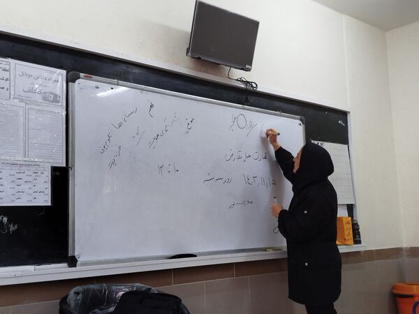 برگزاری کلاس آموزشی با محوریت هویت یابی در دبیرستان دخترانه نور اردبیل