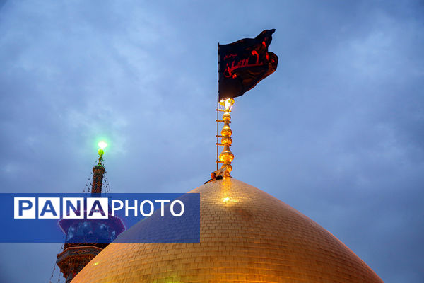 اهتزاز پرچم عزای سیدالشهدا(ع) بر فراز گنبد حرم حضرت معصومه(س)